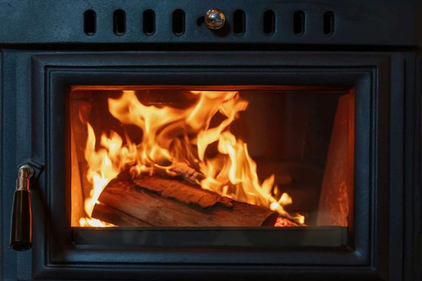 Pourquoi opter pour une cuisinière à bois à Nîmes ?